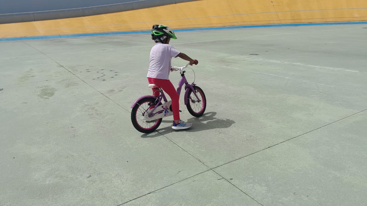 Enfant apprenant le vélo avec un moniteur diplômé en Guadeloupe