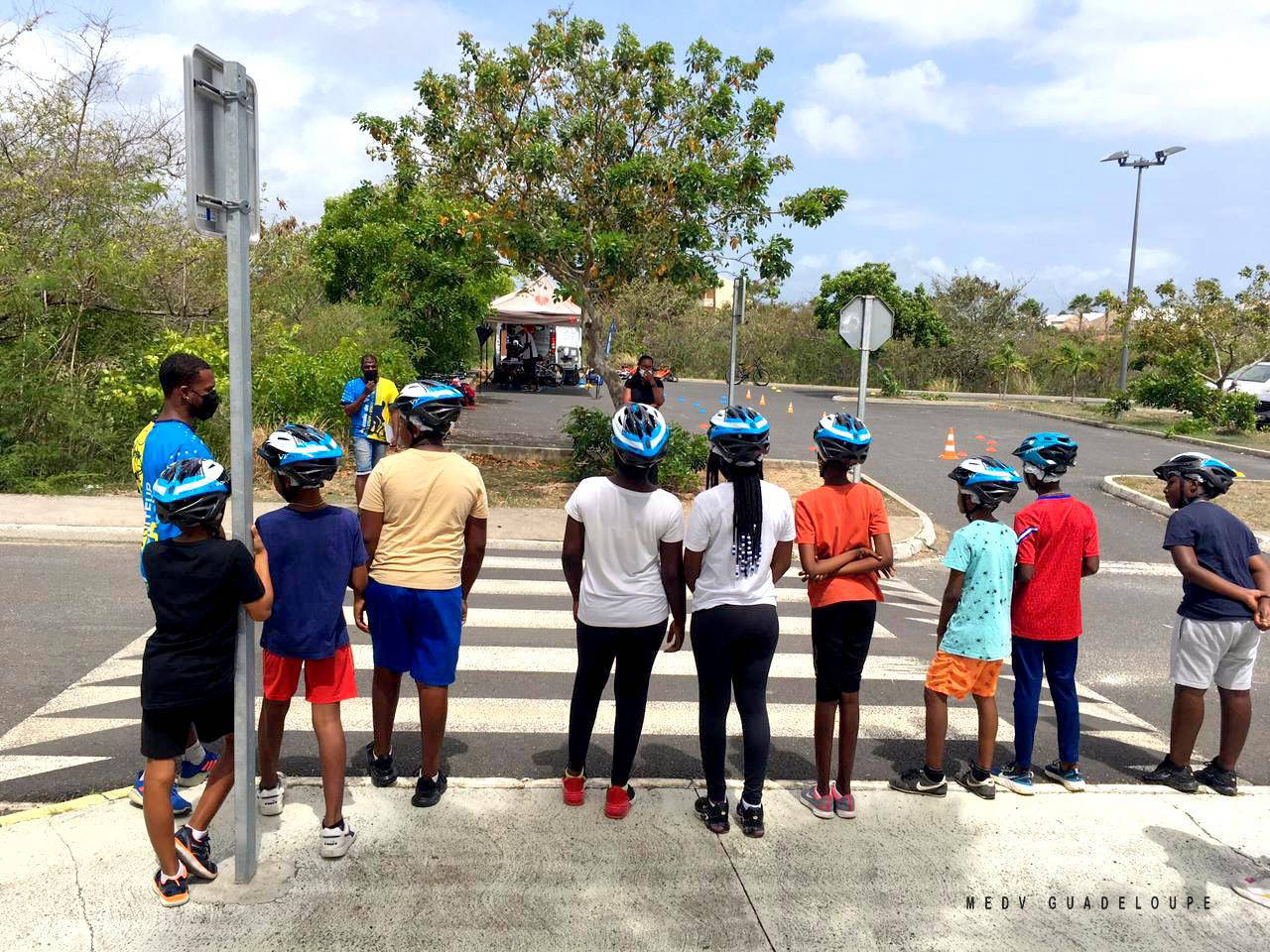 Enfant avec casque et vélo prêt pour une aventure