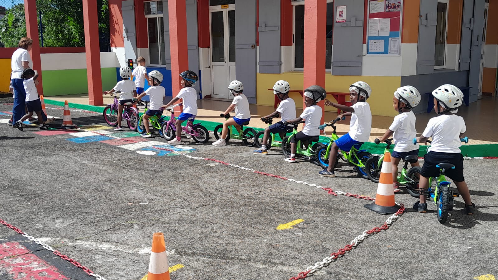 Groupe d'enfants lors d'un stage vacances à vélo en Guadeloupe