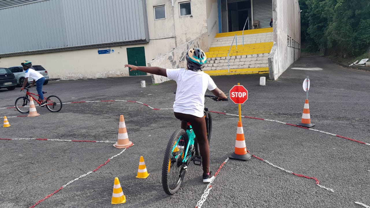 Élèves fiers après avoir appris à faire du vélo