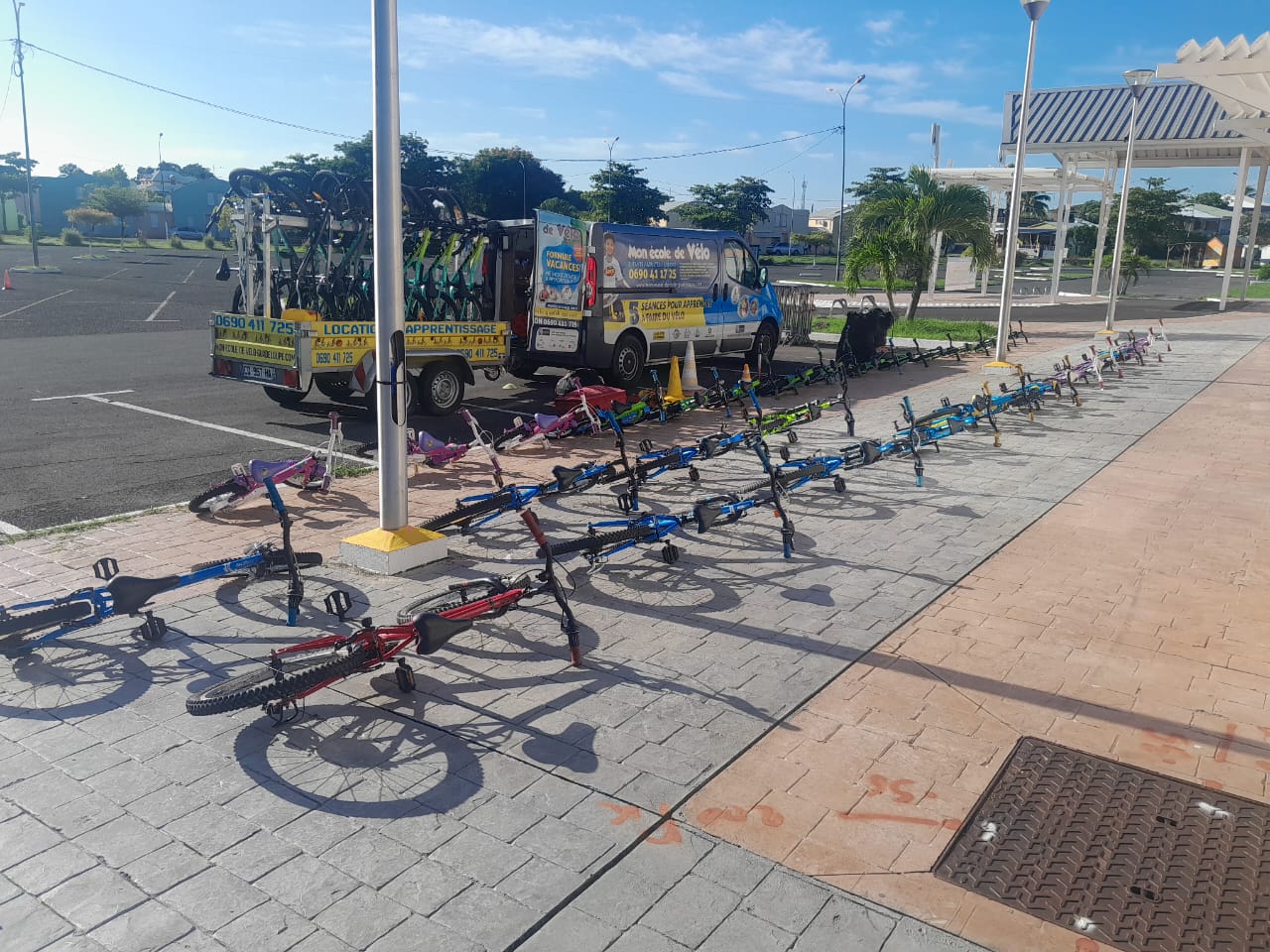 Moniteur diplômé encadrant une sortie vélo en Guadeloupe